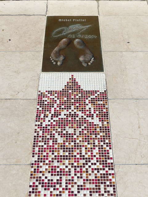 与此相对 与此相对